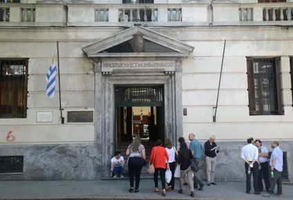 el deficit fiscal roza el 5% y expertos piden ajuste inmediato