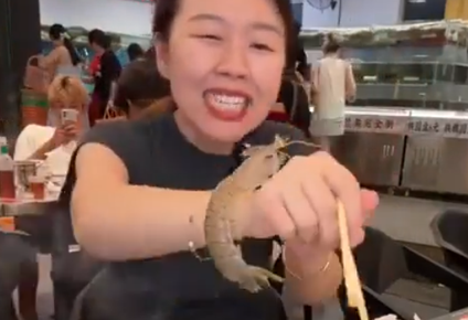 Una mujer china quiso cocinar una langosta marina y fue atacada por el crustáceo