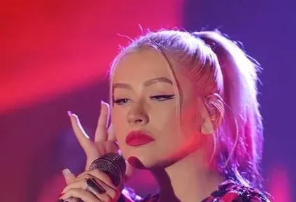 christina aguilera conto que le dijeron que cambiara su nombre por ser muy etnico