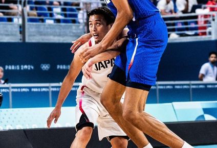 Yuki Togashi (1,67m) frente a Victor Wembanyama (2,24m).