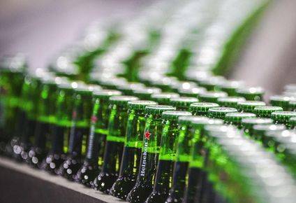 la cervecera heineken anuncia recorte de hasta 6.000 empleos por la caida de sus ventas