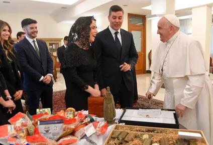 Francisco recibió en audiencia privada al presidente de Paraguay, Santiago Peña, y su familia.