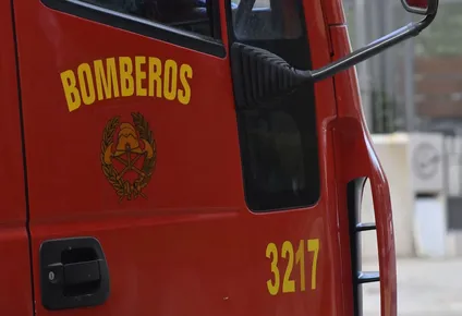 bomberos rescataron a un hombre de un incendio en malvin norte y se retiraron a pedradas