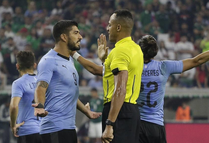 Luis Suárez y el juez estadounidense Ismail Elfath en el amistoso Uruguay vs México de 2018