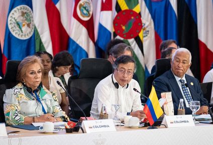 Petro junto a su canciller, Rosa Villavicencio, y el presidente del Consejo Europeo, António Costa