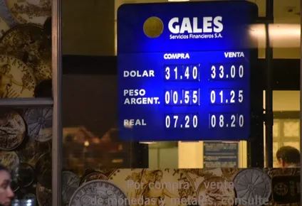 el dolar subio casi 6% en agosto pese a rol activo del bcu