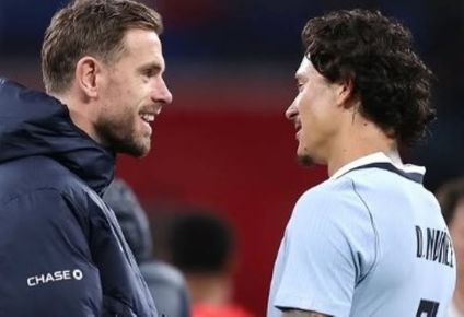 Darwin Núñez saluda a Jordan Henderson al final del partido entre Uruguay e Inglaterra en Wembley