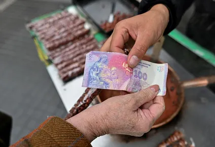 El dólar blue abrió 4 pesos argentinos por debajo de los valores del jueves