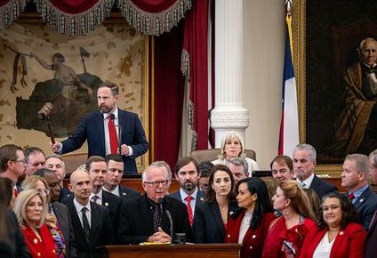 El presidente de la Cámara de Representantes, Dustin Burrows, golpea el martillo para restablecer el orden durante el debate sobre el nuevo proyecto de ley de redistribución de distritos.