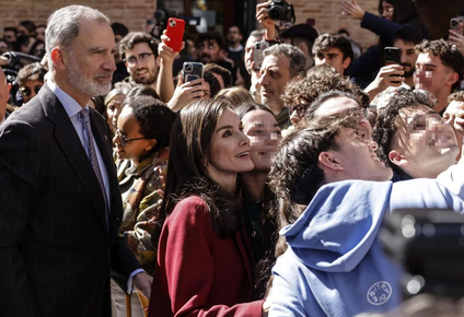 El rey Felipe VI y la reina Letizia, recibidos por una multitud en Valencia.