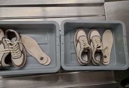 dos brasilenos detenidos en el aeropuerto con mas de un kilo de cocaina en sus championes: ambos fueron condenados