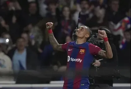 Raphinha celebrando el primer gol del encuentro.