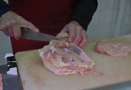 Local de venta de carne aviar.