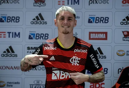 Guillermo Varela en su presentación en Flamengo. Archivo