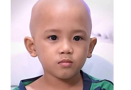 Los estafadores le pidieron a la madre de Khalil, de 7 años, que le afeitara la cabeza a su hijo y fingiera que era su cumpleaños.