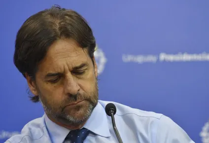 La evaluación positiva de Lacalle Pou cayó de 63% en 2020 a 44% ahora