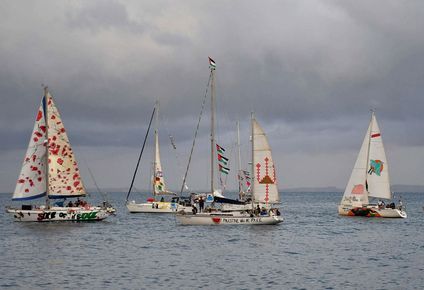 La flotilla con activistas pro islámicos que navega hacia Gaza por el mar Mediterráneo.
