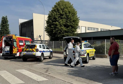 Un estudiante de 14 años apuñaló y mató a una vigilante al revisarle la mochila.