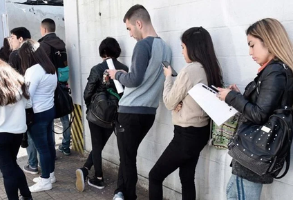 Los jóvenes retrasan su ingreso al mercado laboral.