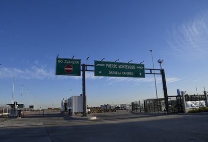 Entrada del puerto de Montevideo. Archivo