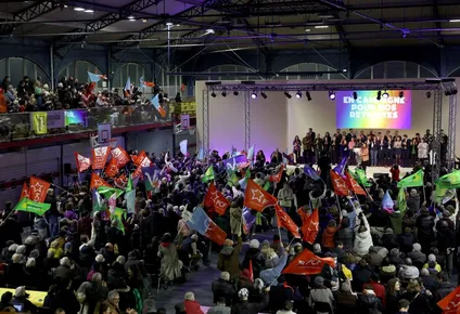 Manifestantes ondean banderas durante el encuentro de la Nueva Unión Popular Ecológica y Social (Nupes, en francés), coalición de izquierda, en contra de la reforma que impulsa Macron
