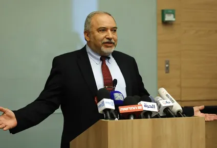 renuncio el ministro de defensa israeli tras el alto al fuego en la franja de gaza