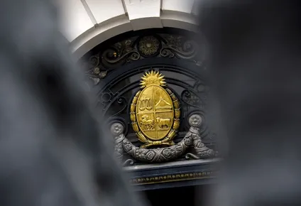 Escudo Nacional en la puerta de la sede de la Suprema Corte de Justicia