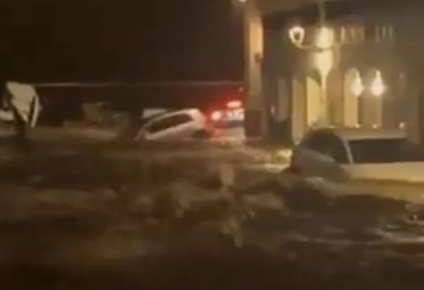 Coches arrastrados por la fuerza del agua en Cadaqués.