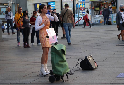Una cantante callejera en la Plaza Mayor de Madrid.