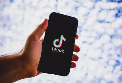 en tiktok, la guerra de ucrania alterna entre tragedia, humor y desinformacion