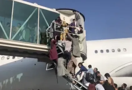 Ciudadanos intentan desesperados subirse a un avión en busca de dejar el país