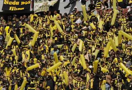 La hinchada de Peñarol alentando al equipo durante el último clásico, disputado el sábado 20