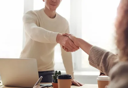 se registro un fuerte crecimiento del empleo mundial en el sector de las energias renovables