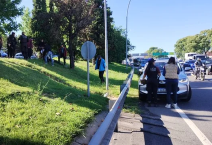 un delincuente trato de asaltar a un ciclista pero durante la persecucion, fue atropellado en la general paz
