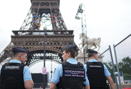 Policías vigilan la zona de la Torre Eiffel en los Juegos Olímpicos de París