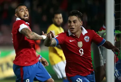 Eduardo Vargas festeja su gol frente a Brasil.