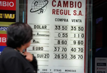el dolar corto su racha bajista y avanzo 1,6% en la semana