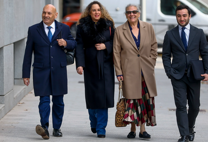 La empresaria Carmen Pano, junto a su hija y sus abogados.
