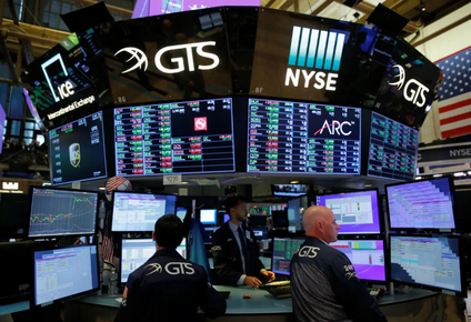 El riesgo país perforó los 900 puntos y en las operaciones de pre market ya se ubica en 893 puntos.