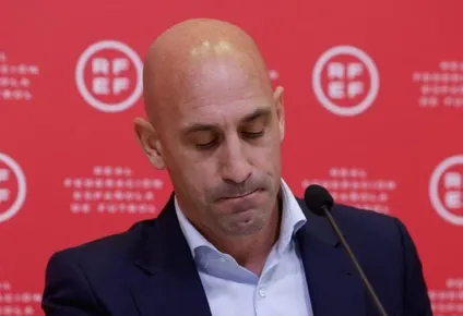 Rubiales suspendido.