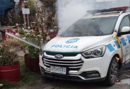 policias intervinieron en conflicto vecinal y les prendieron fuego el patrullero