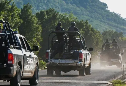 La policía se moviliza en grupos en México