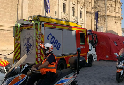 Bomberos trabajan en el simulacro de incendio en el Archivo de Indias.