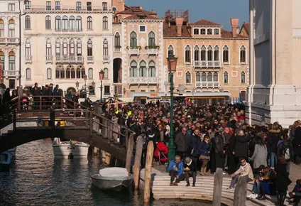 Las grandes multitudes son cosa común en Venecia.