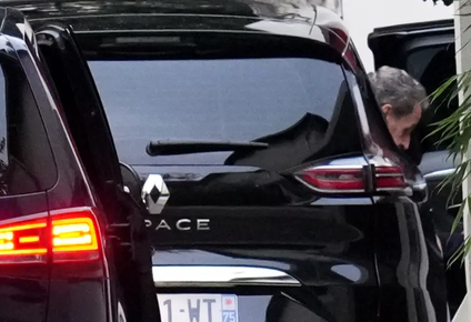 El expresidente de Francia Nicolás Sarkozy deja la prisión de La Santé, en París.&nbsp;