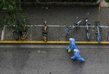 Trabajadores de la salud recorren una zona confinada de Shanghai