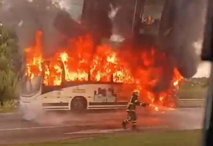 El ómnibus incendiado en Ruta 8