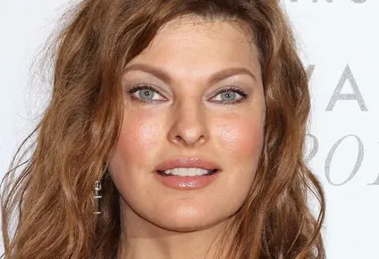 Linda Evangelista, vista aquí en 2015 antes de realizarse el procedimiento que le causó HAP, no se ha mostrado en público desde entonces y afirma que quedó irreconocible.