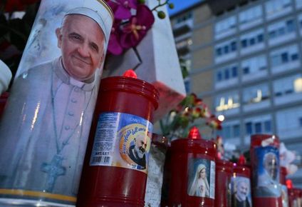 Fieles se han concentrado ante el Hospital Gemelli de Roma, donde se encuentra hospitalizado el pontífice, para rezar por su recuperación.
