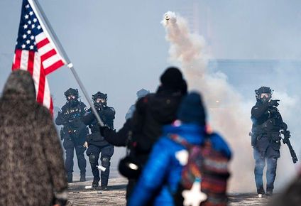 Agentes federales y miembros de la comunidad se enfrentaron tras el tiroteo.